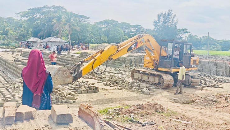 রামগতিতে অবৈধ ৩ ইটভাটা গুড়িয়ে দিলো প্রশাসন