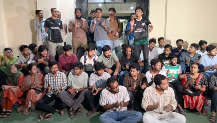 সাংবাদিকদের ওপর হামলার প্রতিবাদে রাবি প্রশাসনিক ভবন ঘেরাও