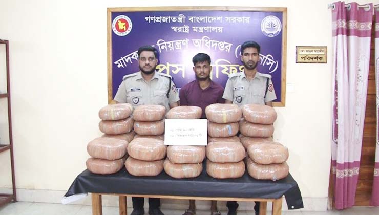 বরিশালে ৯০ কেজি গাঁজাসহ যুবক গ্রেফতার