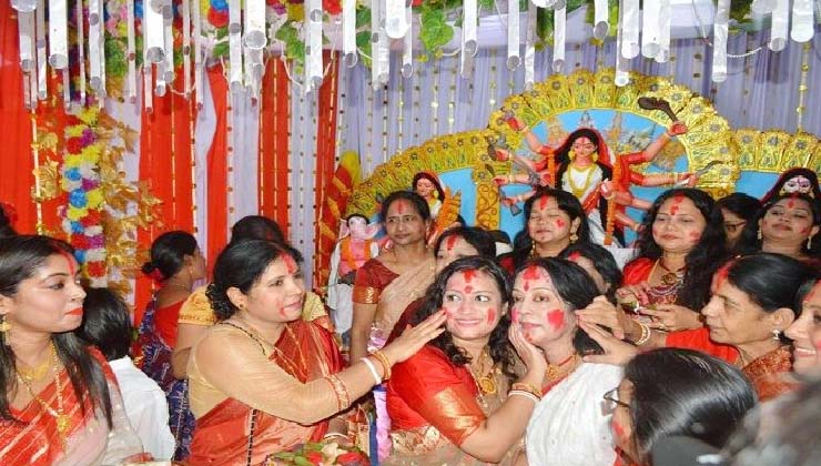 মণ্ডপে মণ্ডপে বিসর্জনের সুর