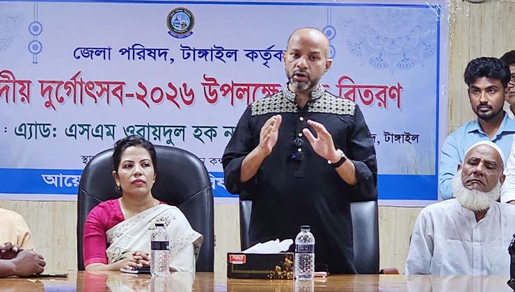 টাঙ্গাইল পূজামণ্ডপে জেলা পরিষদের আর্থিক উপহার 
