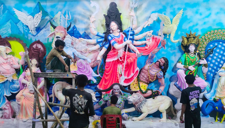 টাঙ্গাইলে দুর্গোৎসবের প্রস্তুতি, শিল্পীর ছোঁয়ায় অপরূপ মাটির প্রতিমা