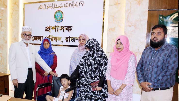 রাজশাহী জেলা পরিষদের উদ্যোগে হুইলচেয়ার বিতরণ