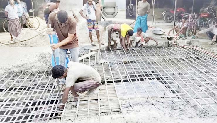 রডের পরিবর্তে বাঁশ ব্যবহার করায় ইঞ্জিনিয়ার-ঠিকাদারকে শোকজ