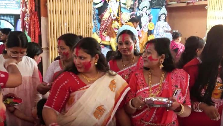 নাটোরে সিঁদুর খেলায় মেতে উঠলেন সনাতন নারীরা