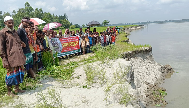 ধরলার ভাঙনে হুমকির মুখে মসজিদ-স্কুল, স্থায়ী বাঁধের দাবি