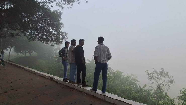ছুটির দিনে কাঞ্চনজঙ্ঘা দেখতে পর্যটকের ঢল 
