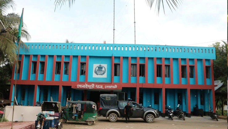 হেলমেট পরে চায়ের দোকানে বসা বৃদ্ধকে গুলি