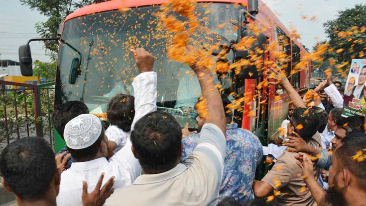 পথে পথে জনতার ফুলেল ভালোবাসায় সিক্ত প্রধানমন্ত্রী