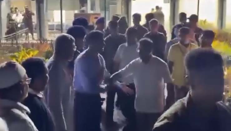 প্রধানমন্ত্রীকে অভ্যর্থনা জানাতে গিয়ে বিতর্কে বিভাগীয় কমিশনার 