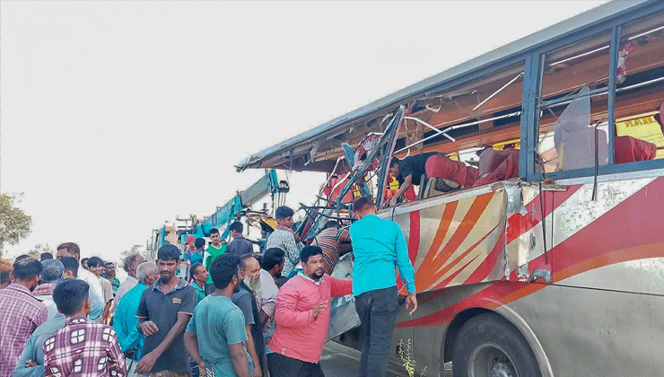 ট্রাকের পেছনে বাসের ধাক্কায় নিহত ৩