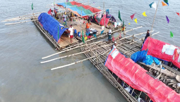 বাঁশের ভেলায় ভেসে আটরশি দরবারে ভক্তরা বাঁশের ভেলায় ভেসে আটরশি দরবারে ভক্তরা