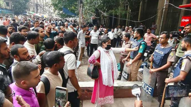 নিয়োগ পরীক্ষা স্থগিত করায় সড়ক অবরোধ