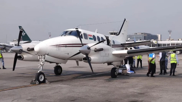 এয়ার অ্যাম্বুলেন্সের দরজা খুলে যাওয়ায় ঢাকায় জরুরি অবতরণ এয়ার অ্যাম্বুলেন্সের দরজা খুলে যাওয়ায় ঢাকায় জরুরি অবতরণ