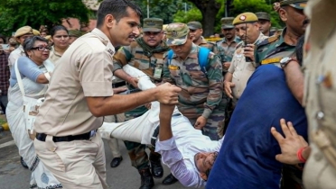 দিল্লির আন্দোলন তুঙ্গে, ক্ষণে ক্ষণে নেতা আটক