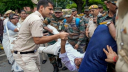 দিল্লির আন্দোলন তুঙ্গে, ক্ষণে ক্ষণে নেতা আটক