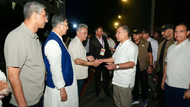 চট্টগ্রাম বিমানবন্দরে প্রধানমন্ত্রীকে স্বাগত জানালো উৎসুক জনতা চট্টগ্রাম বিমানবন্দরে প্রধানমন্ত্রীকে স্বাগত জানালো উৎসুক জনতা