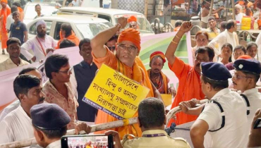 কলকাতার বাংলাদেশ মিশনে উত্তেজনা, ব্যারিকেড ভেঙে ঢোকার চেষ্টা