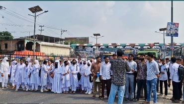 বাসে হাফ ভাড়ার দাবিতে শিক্ষার্থীদের মহাসড়ক অবরোধ বাসে হাফ ভাড়ার দাবিতে শিক্ষার্থীদের মহাসড়ক অবরোধ