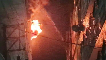 চকবাজারের আগুন নেভেনি ৫ ঘণ্টায়ও
