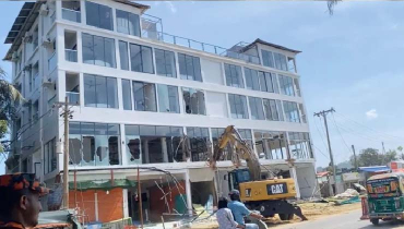 কক্সবাজারে গুঁড়িয়ে দেয়া হলো চারতলা রিসোর্ট কক্সবাজারে গুঁড়িয়ে দেয়া হলো চারতলা রিসোর্ট