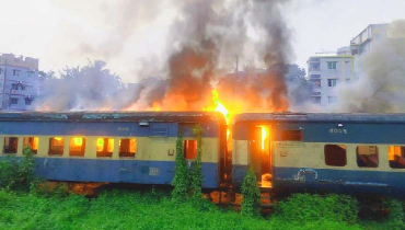 চট্টগ্রামে রেলের পরিত্যক্ত বগিতে আগুন চট্টগ্রামে রেলের পরিত্যক্ত বগিতে আগুন