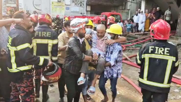 গাজীপুরে আগুন, ধোঁয়ায় অসুস্থ ৭০ জনকে উদ্ধার গাজীপুরে আগুন, ধোঁয়ায় অসুস্থ ৭০ জনকে উদ্ধার