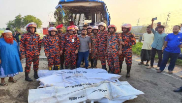 এক্সপ্রেসওয়েতে বাস খাদে পড়ে নিহত ৩, আহত ১৬ এক্সপ্রেসওয়েতে বাস খাদে পড়ে নিহত ৩, আহত ১৬
