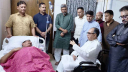 ভূমিমন্ত্রীকে দেখতে হাসপাতালে মির্জা আব্বাস ভূমিমন্ত্রীকে দেখতে হাসপাতালে মির্জা আব্বাস