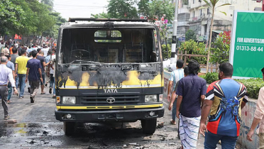 মিরপুরে হকার উচ্ছেদ অভিযান ঘিরে হামলা-ভাঙচুর-অগ্নিসংযোগ মিরপুরে হকার উচ্ছেদ অভিযান ঘিরে হামলা-ভাঙচুর-অগ্নিসংযোগ