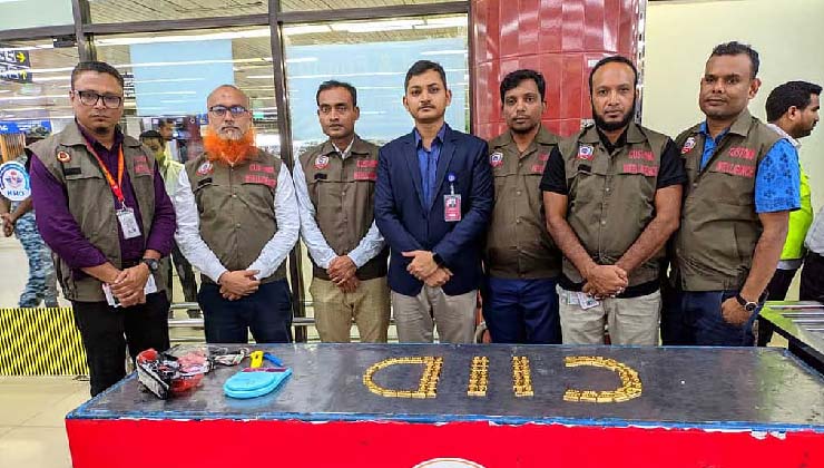শাহজালালে ১৬ কোটি টাকার স্বর্ণসহ বিমানের দুই কর্মী আটক