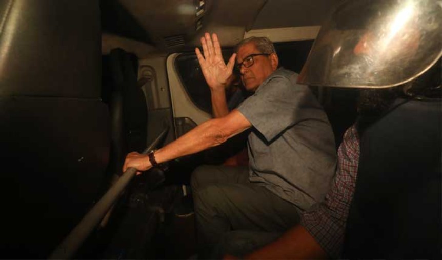 ২০২৩ সালের ২৯ অক্টোবর: গ্রেফতার করে কারাগারে নেয়া হচ্ছে মির্জা ফখরুল ইসলামকে।