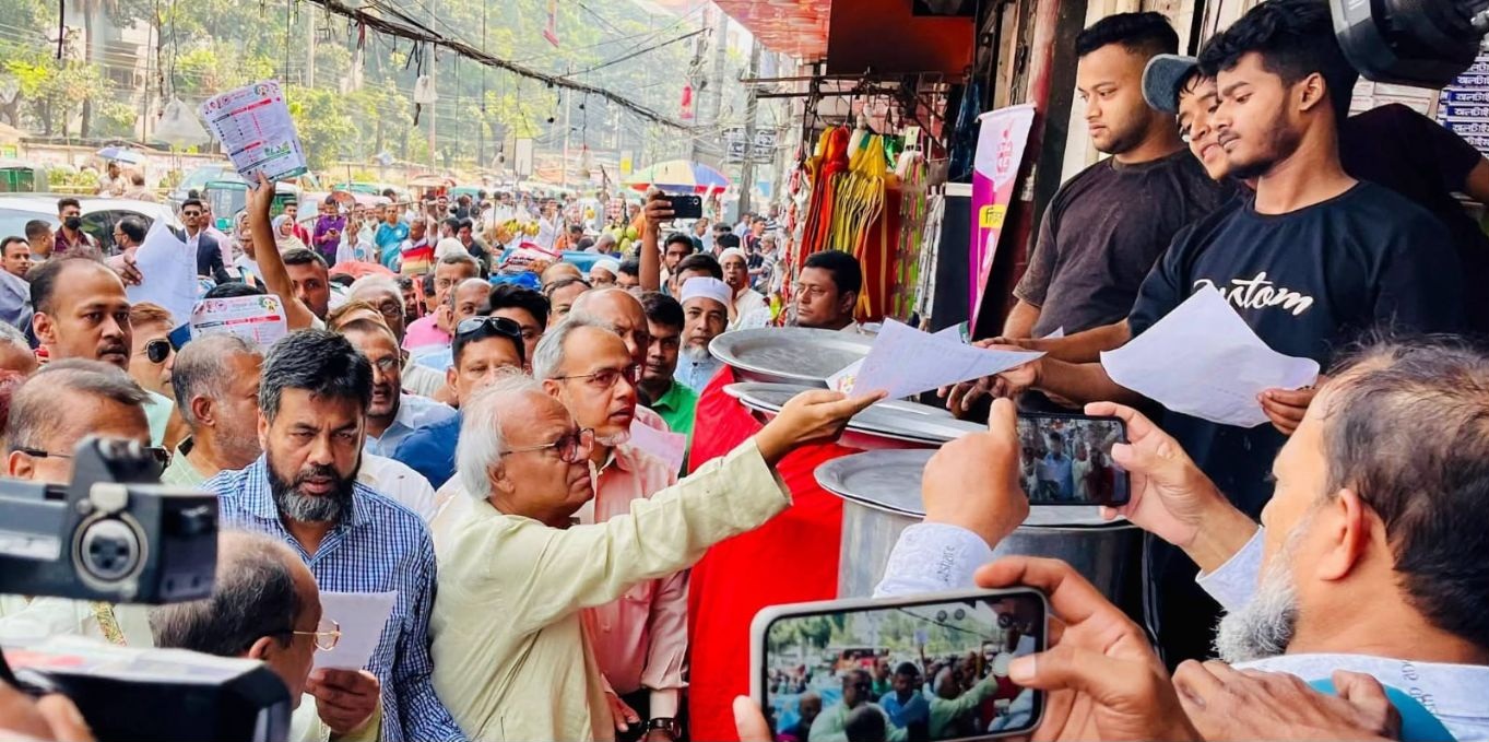 ফরিদপুরে ডেঙ্গু প্রতিরোধে সচেতনতা বাড়াতে লিফলেট বিলি করছেন বিএনপির ভারপ্রাপ্ত মহাসচিব রিজভী আহমেদ। ছবি: আপন দেশ