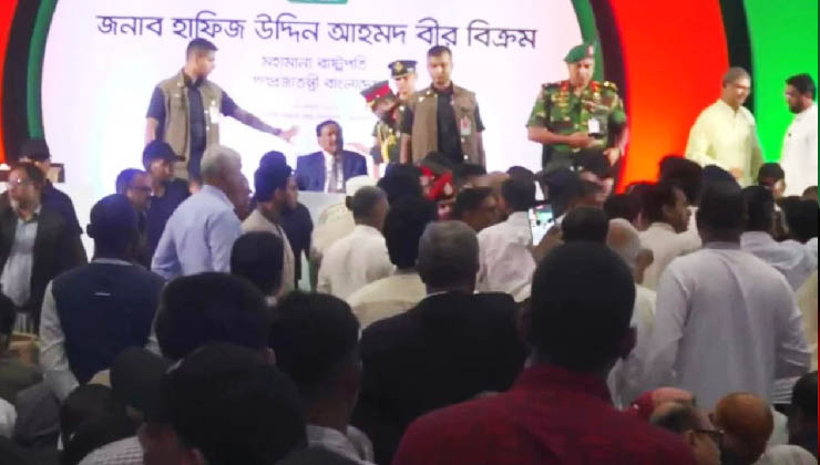 জুলাই গণ-অভ্যুত্থান, শহীদ পরিবার ও জুলাই যোদ্ধাদের সংবর্ধনা অনুষ্ঠানে হট্টগোল।