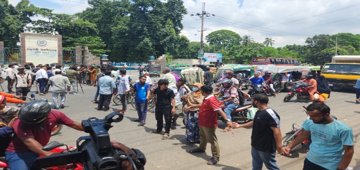 রাজশাহী বিশ্ববিদ্যালয়ের প্রধান ফটকের সামনে কর্মসূচি পালন করেন শিক্ষার্থীরা। ছবি: রাফাসান আলম