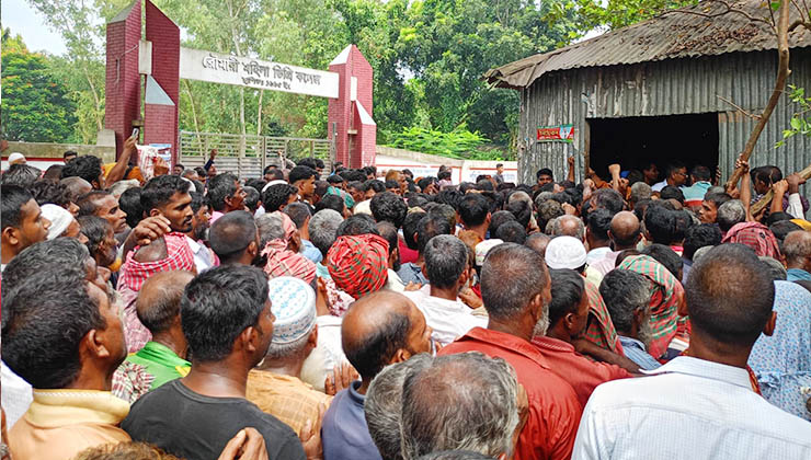 ডিলার পয়েন্টে সারের জন্য অপেক্ষায় কৃষকরা