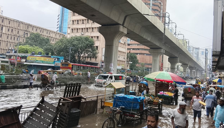 মতিঝিল মেট্রোরেল স্টেশনের নিচে