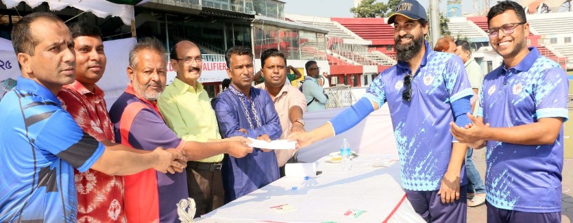 পুরষ্কার নিচ্ছেন চ্যানেল আইন-এর খেলোয়াড় মাসুম-আক্তার। ছবি: আপন দেশ