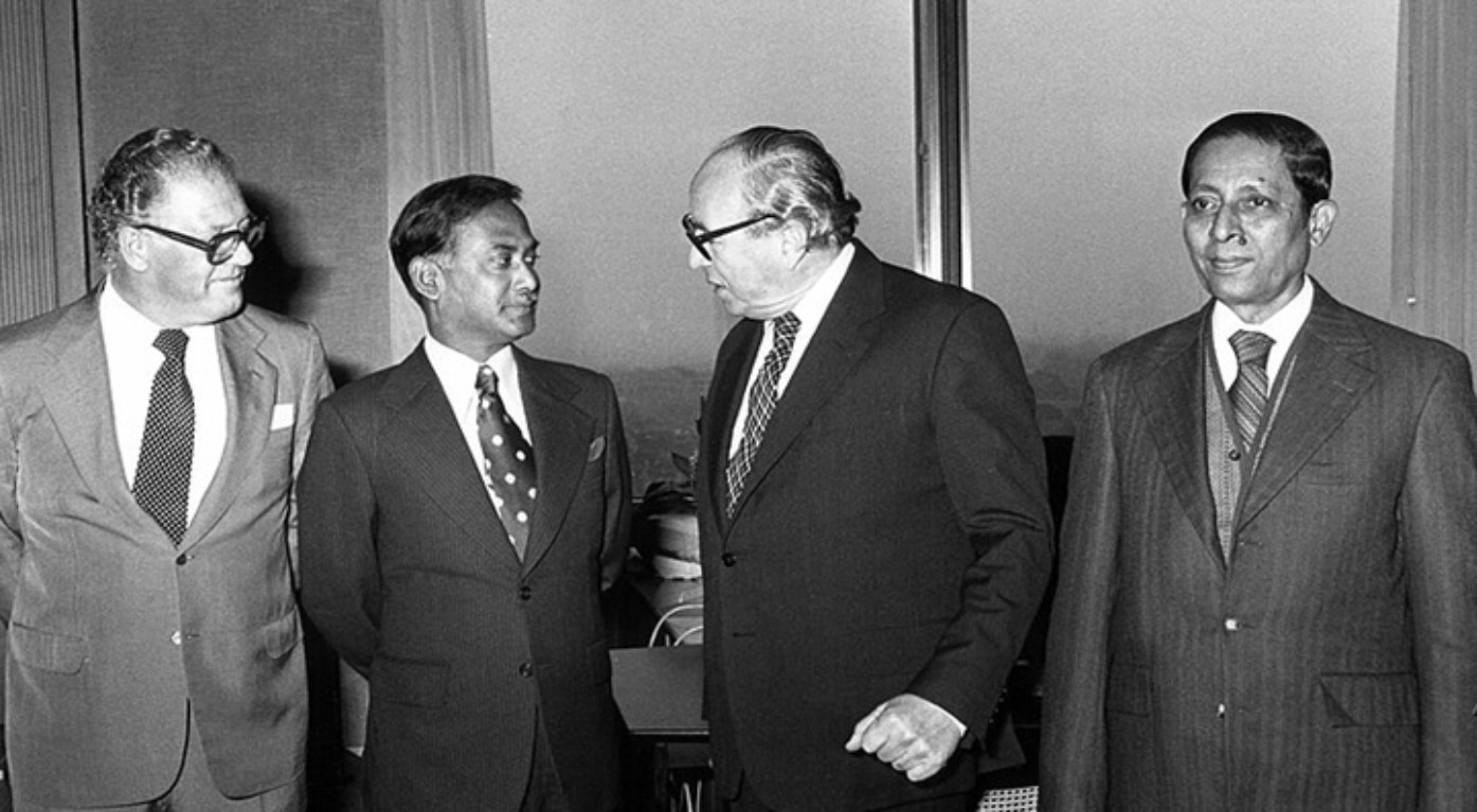 ইউরোপিয়ান কমিশনের প্রেসিডেন্ট রয় জেনকিন্স ও সদস্য হাফারক্যাম্পের সঙ্গে জিয়াউর রহমানের আলোচনা। ছবি: সংগৃহীত